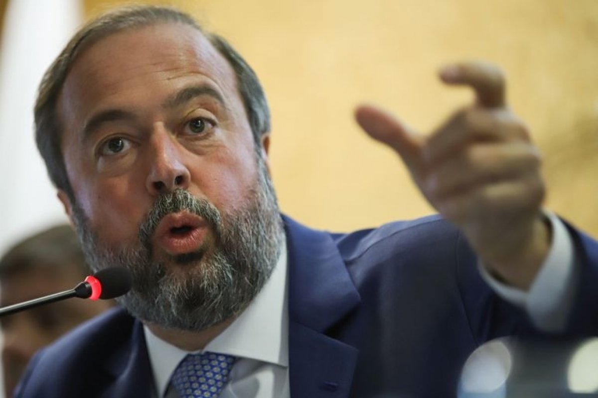 Apagão: Câmara aprova convite para ouvir ministro de Minas e Energia