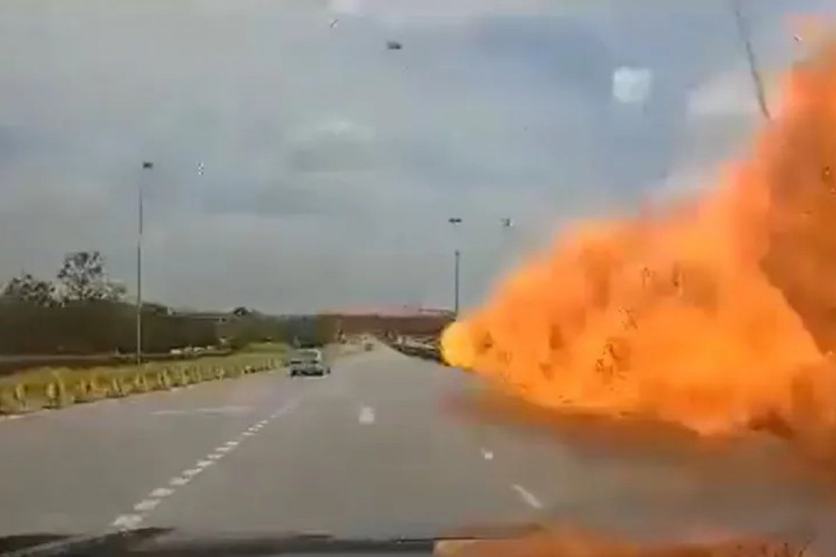 Avião cai em rodovia da Malásia e mata passageiros a bordo e motoristas 
