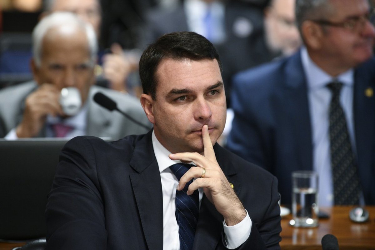 Advogados de Flávio Bolsonaro entram com habeas corpus no STF