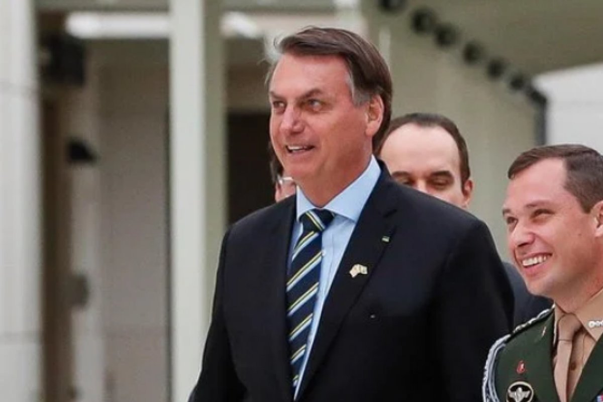 Advogado diz que Bolsonaro nunca recebeu dinheiro em mãos de Mauro Cid
