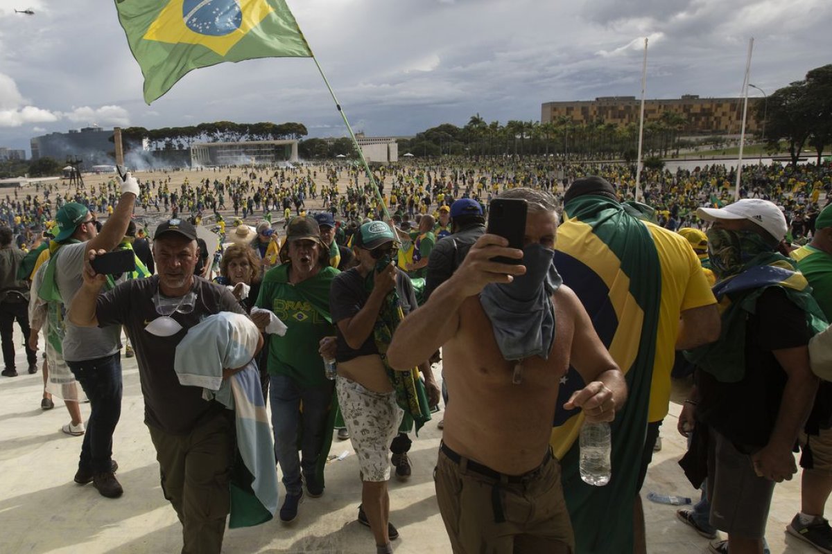 Imagens do 8 de janeiro mostram omissão da PM do DF