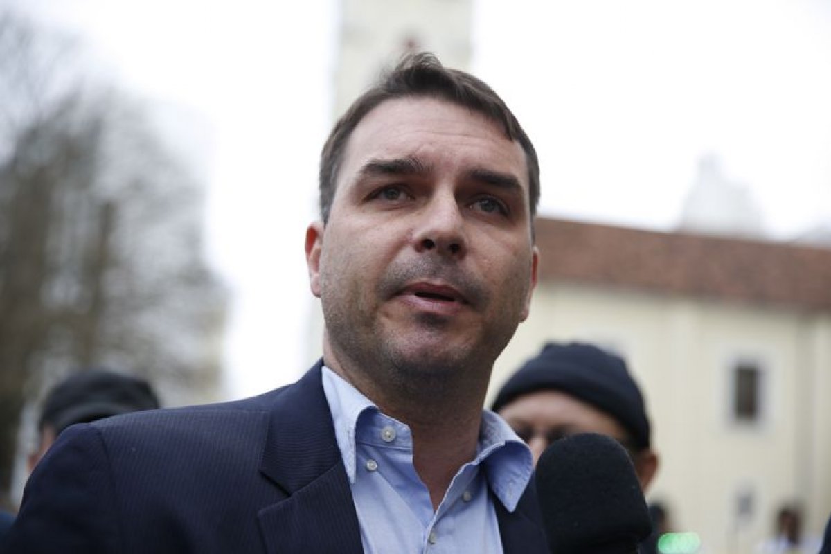 Em vídeo, Flávio Bolsonaro diz que ação do MP só se deu para atrapalhar o governo de seu pai