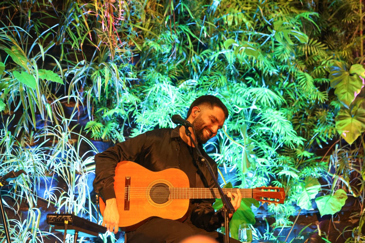  Cantor Silva faz show intimista celebrando 7 anos de hotel no Rio de Janeiro! 