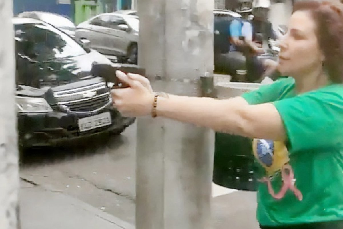 Defesa de Carla Zambelli alega inocência no processo por porte ilegal de arma