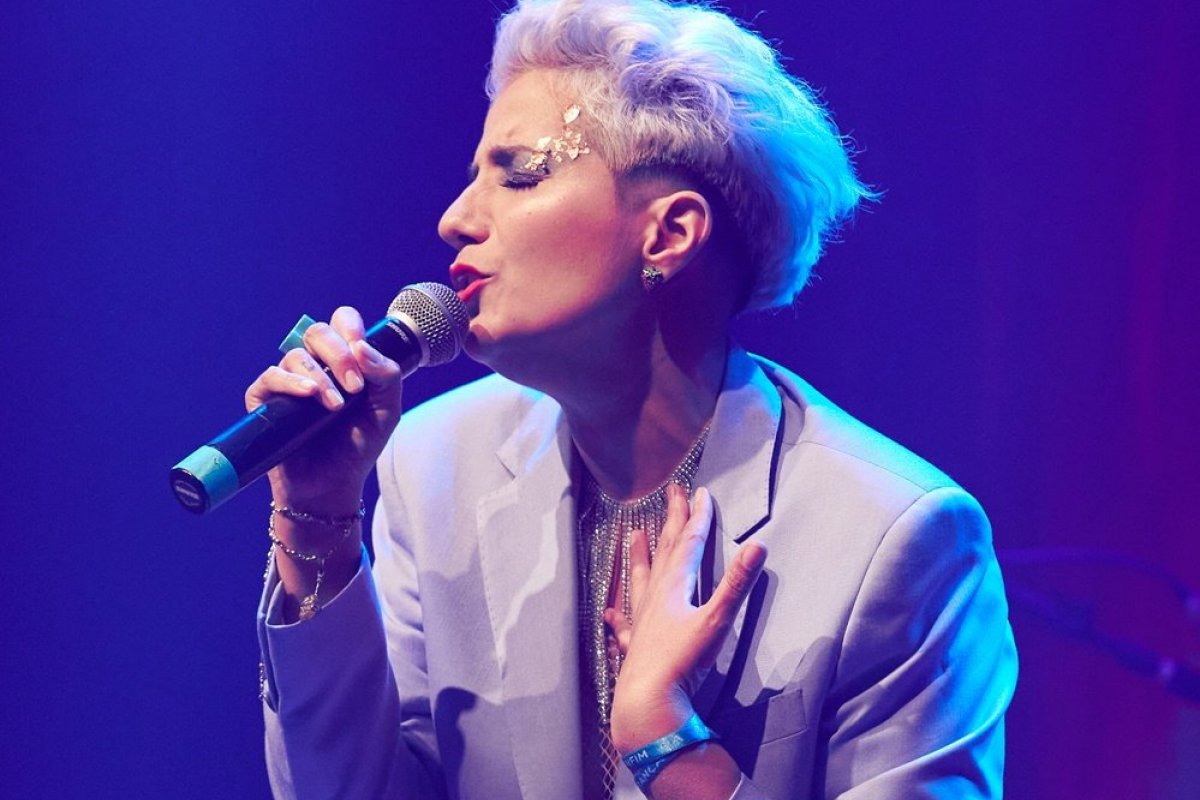 Brina Costa retorna a Salvador com show “Fora da Palavra” e lança single “Suor e Carnaval”!