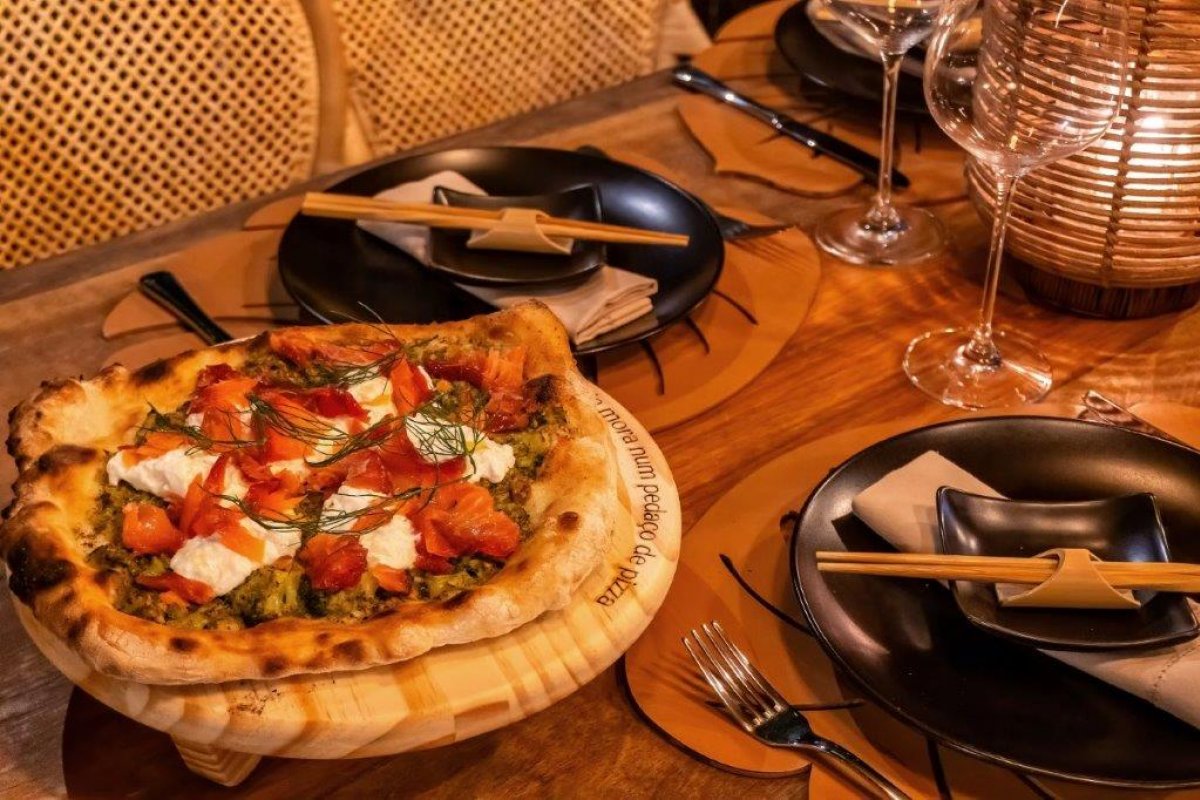 Aprenda a fazer em casa a pizza de salmão com massa de fermentação natural! 
