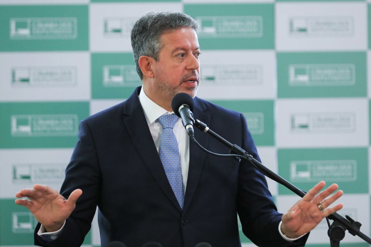 Governo enviará projeto de lei com urgência para definir taxação de fundos exclusivos e empresas offshores, diz Lira