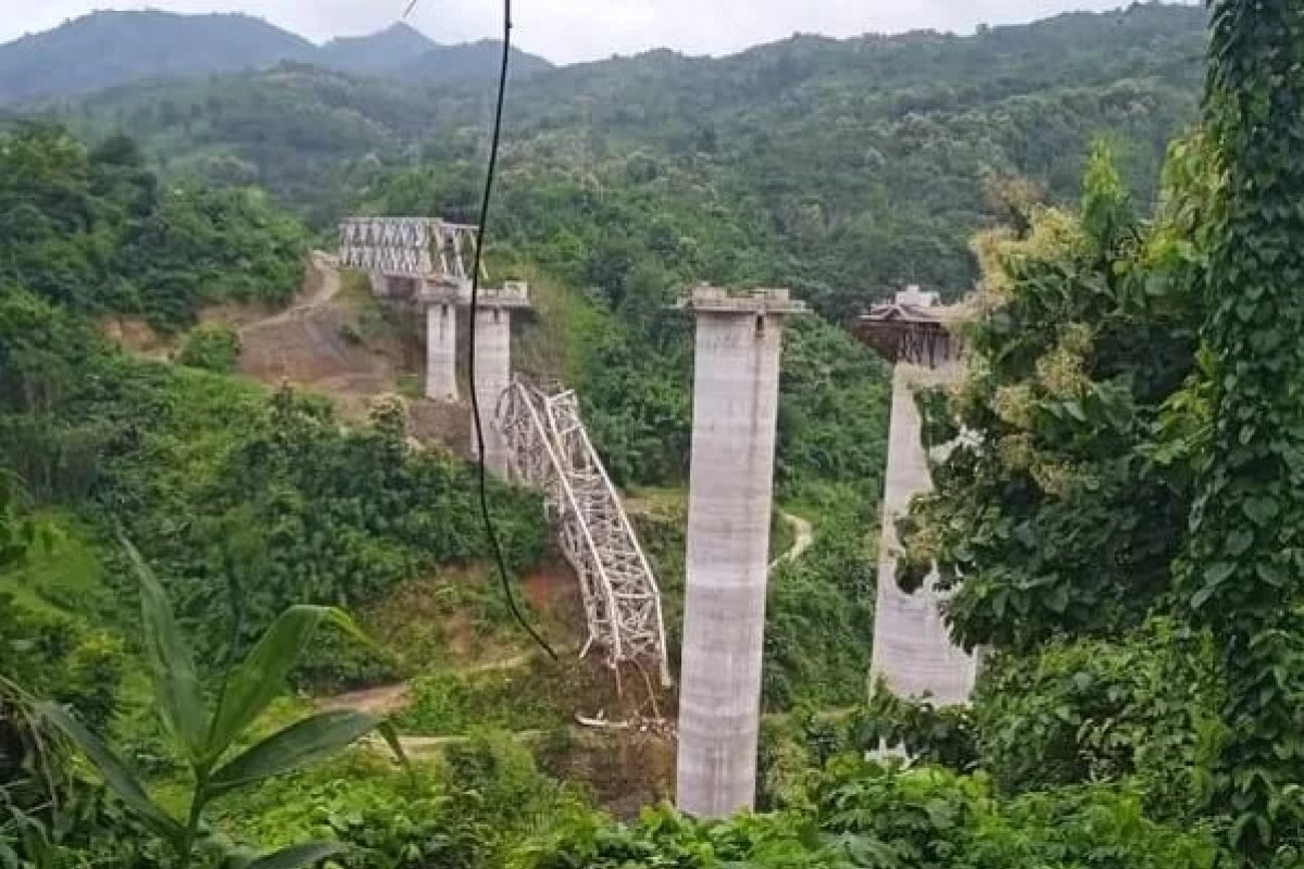 Ponte em, construção desaba e deixa 26 mortos, na Índia