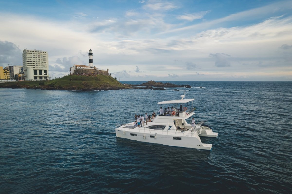 The Latvian realiza experiência exclusiva na Baía de Todos os Santos a bordo do catamarã ZigBoat!