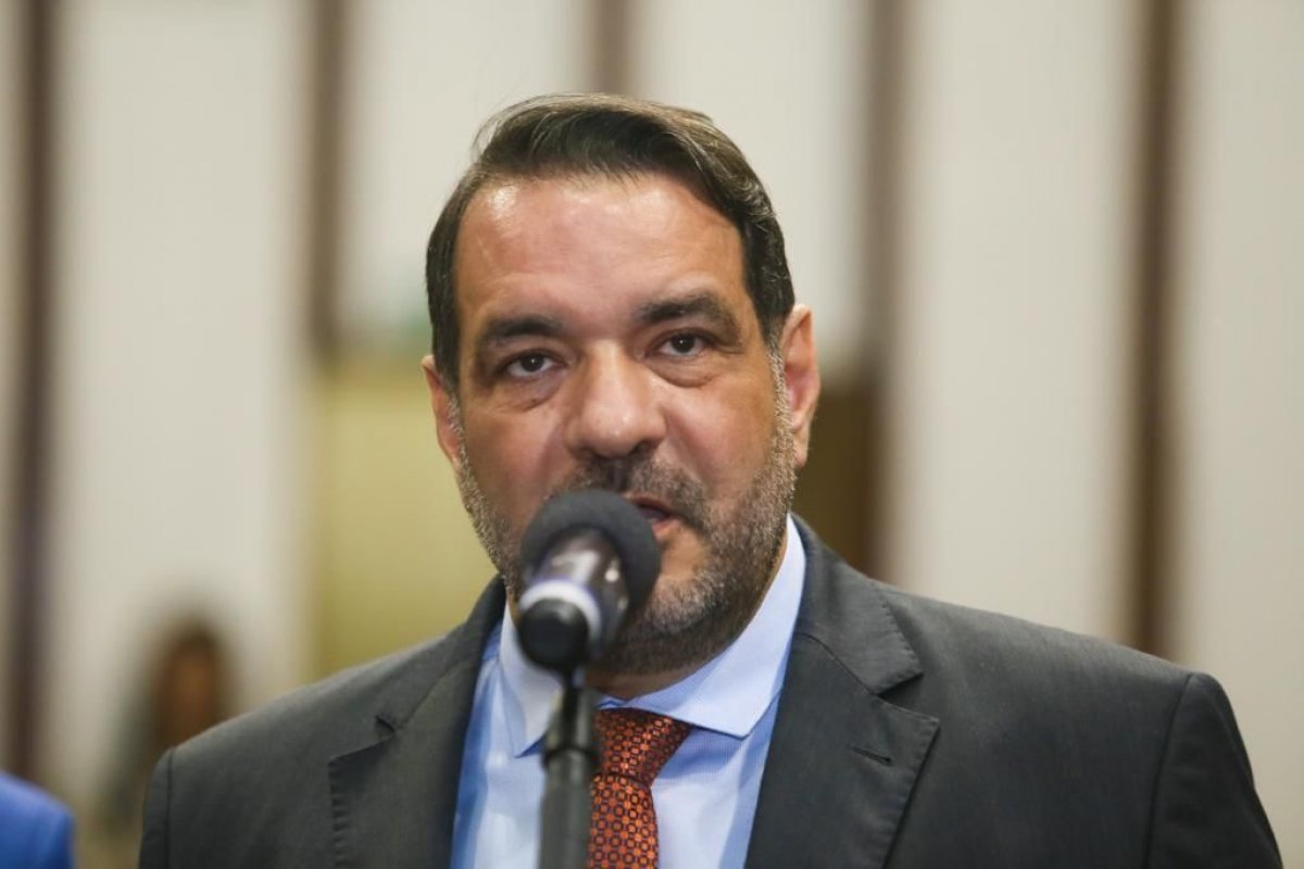 Deputado afirma que governo do Estado pretende "votar precatórios dos professores na calada da noite"