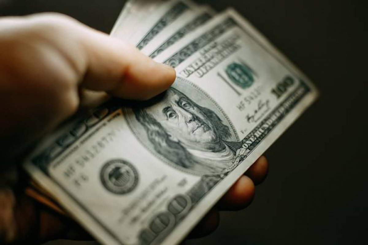 Gasto de brasileiros no exterior recua 10%, segundo Banco Central