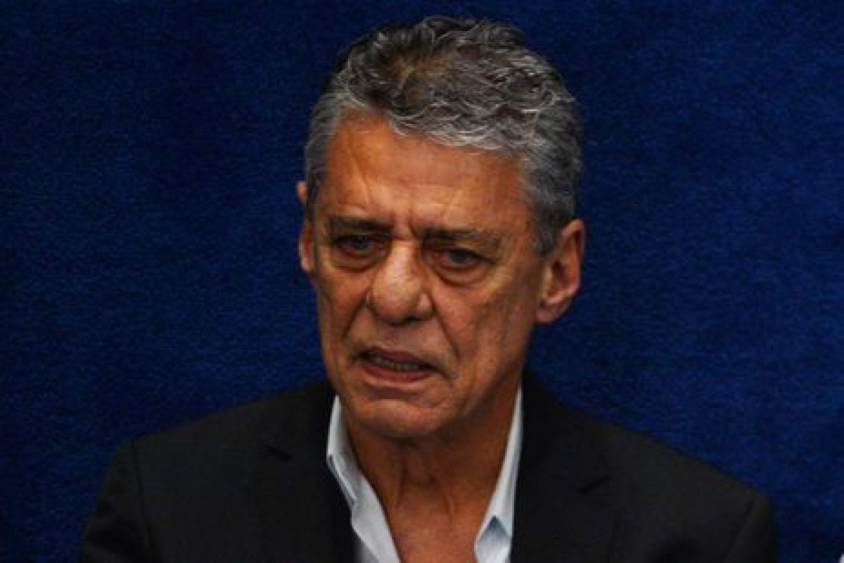 Chico Buarque vence causas contra Flávio e Eduardo Bolsonaro