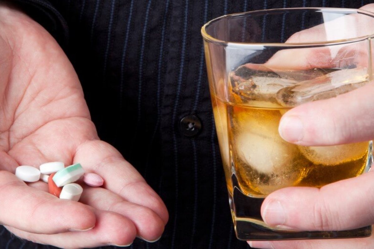 Misturar antidepressivos com álcool pode potencializar os efeitos colaterais dos medicamentos e ser fatal, alerta especialista
