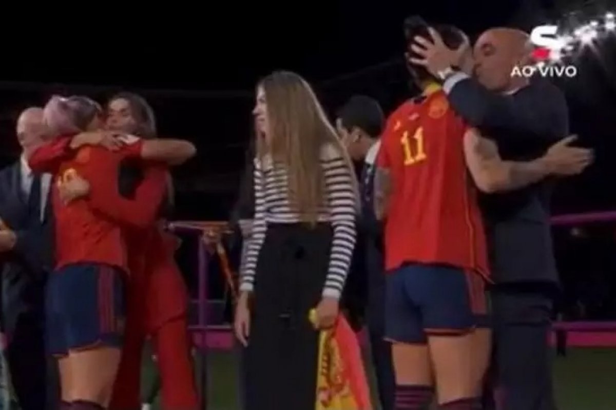 Jogadora rebate Rubiales: 'em nenhum momento consenti o beijo'