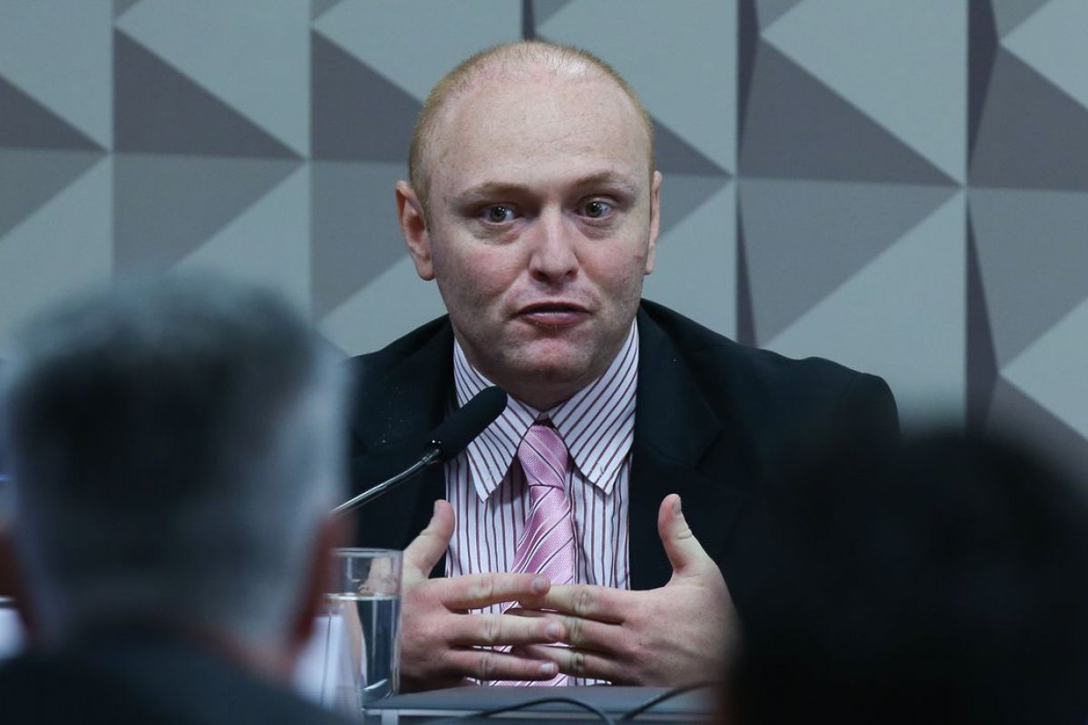 Hacker afirma que Cid testemunhou encontro na Alvorada em 2022