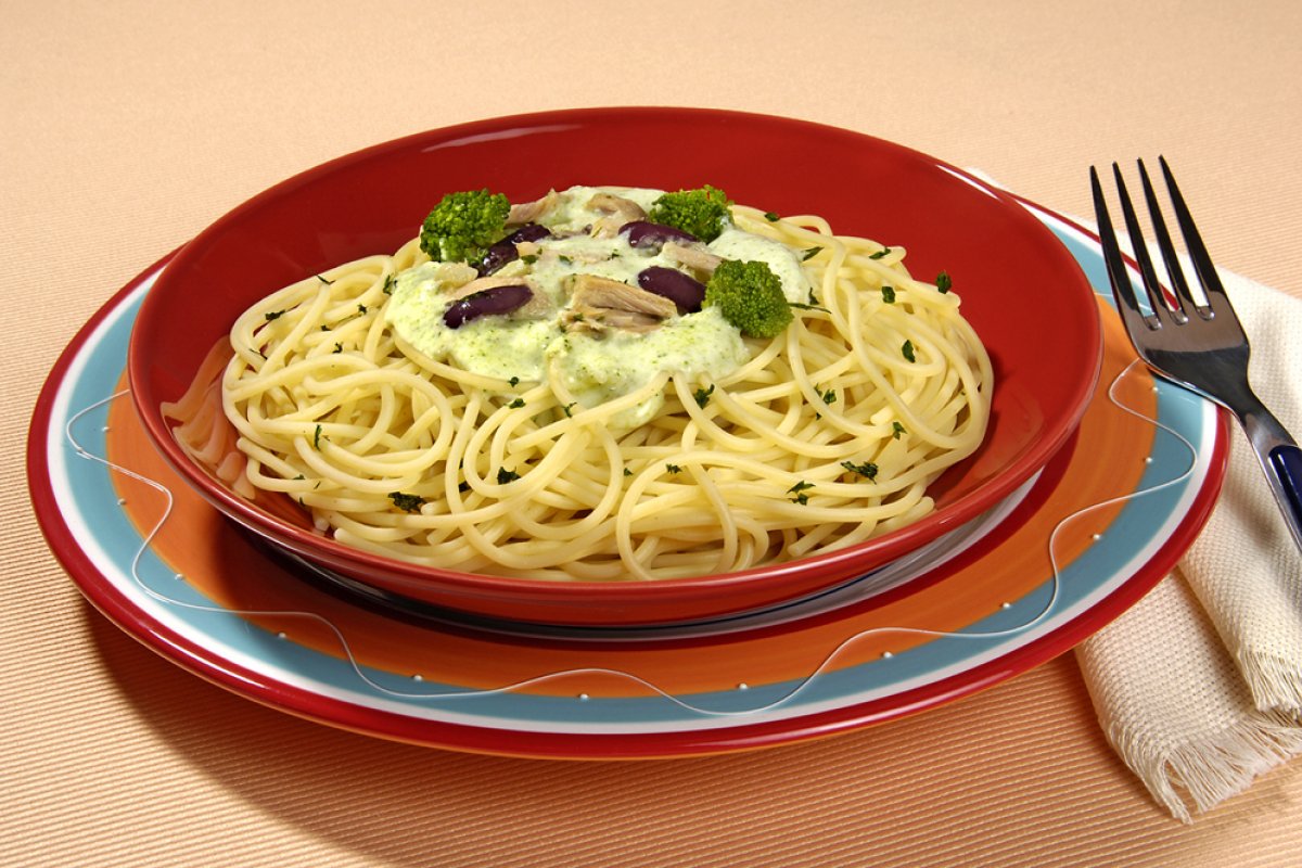 Simples e delicioso: Macarrão ao molho de Brócolis e atum para o domingão! 