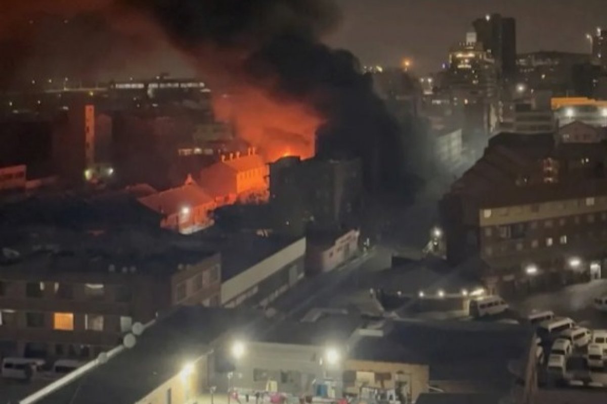 Incêndio em prédio na África do Sul deixa 73 pessoas mortas 