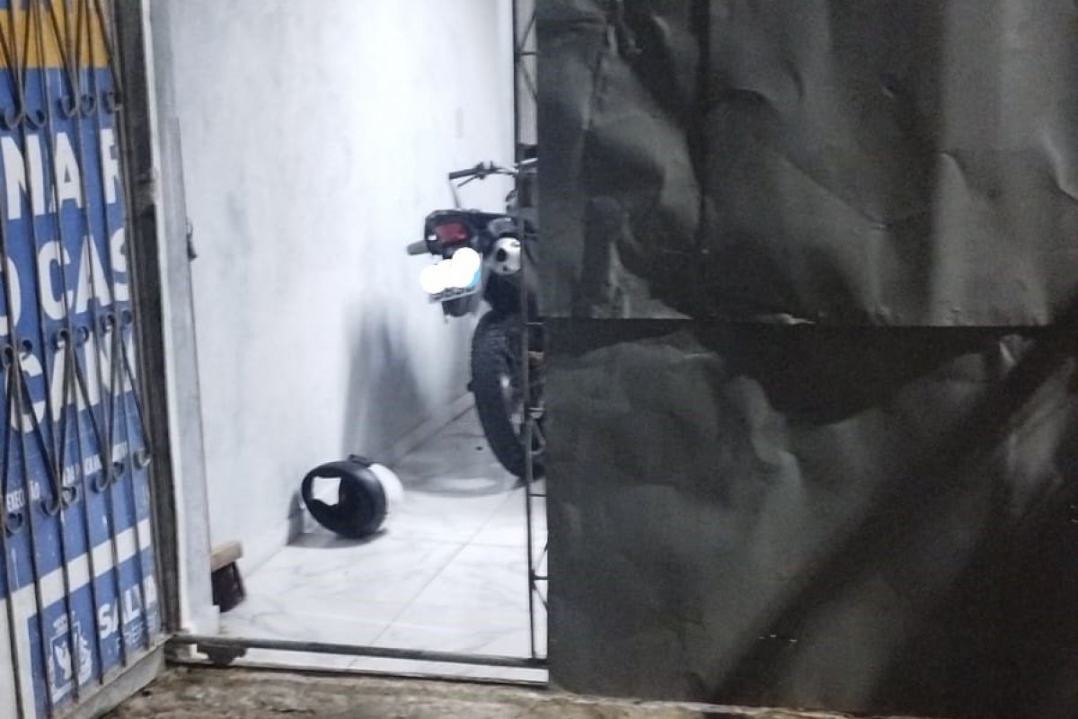 Quatro motos roubadas são recuperadas em garagem de desmanche em Salvador 