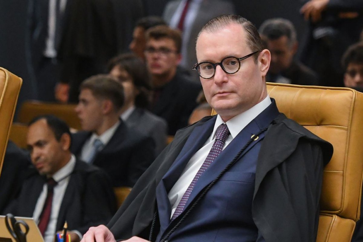 Ministro Zanin vota contra marco temporal 