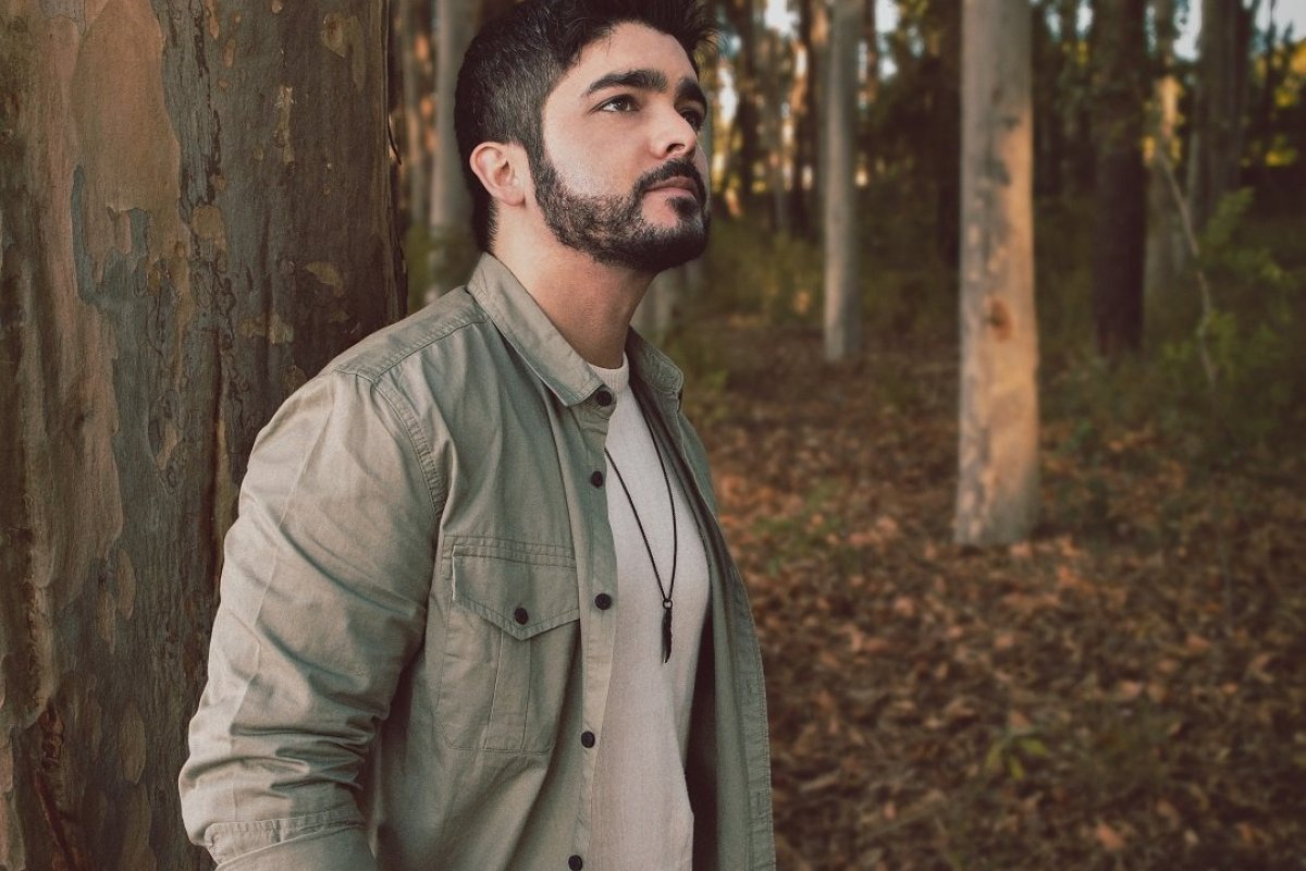 Baiano William Anjos une instrospecção e poesia no single e clipe “Refém do Tempo”  