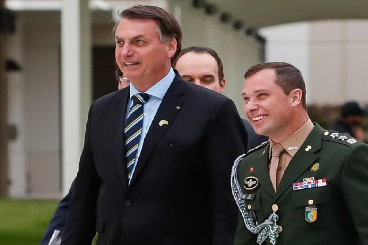 Defesa de Bolsonaro pede acesso a depoimento de Mauro Cid no caso das joias