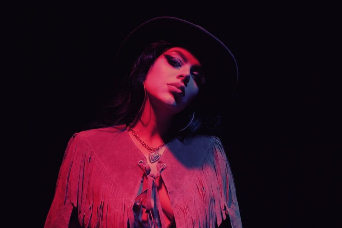  Cantora Indira Castillo lança EP "Êxtase" com destaques no Rock Brasileiro