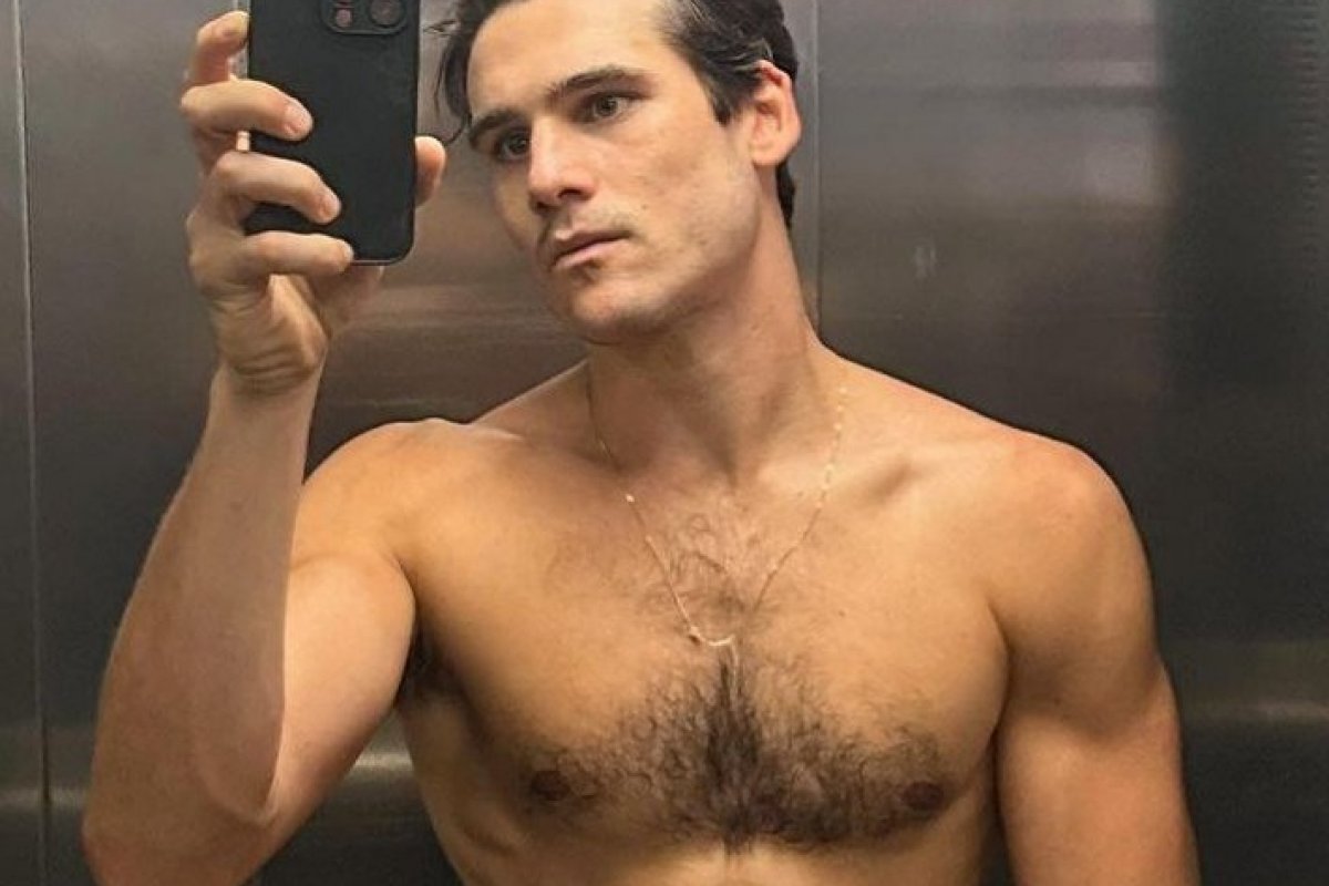 No ar na novela Fuzuê da TV Globo, Nicolas Prattes posta foto sem cueca e apaga rapidamente!