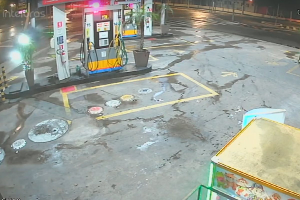 Carro capota, atinge posto de gasolina e deixa três mortos em São Paulo 