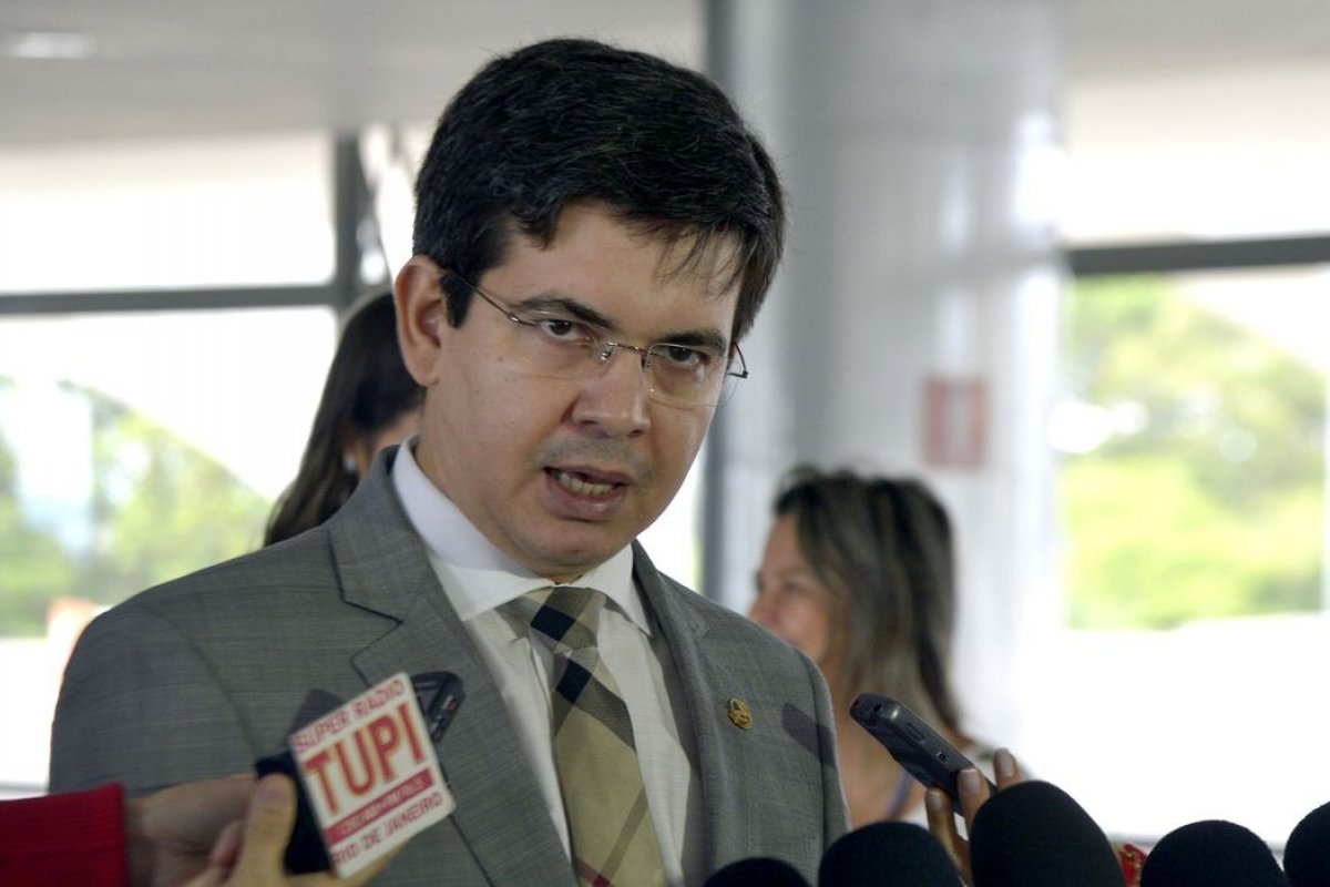 Governo Lula vai discutir programa de ajuda a municípios, diz Randolfe