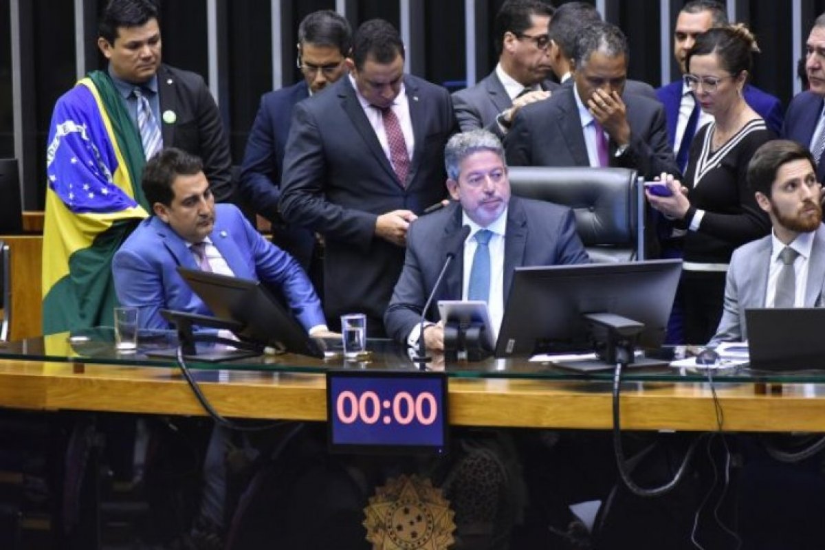 Em semana de feriado, deputados votarão presencialmente pautas econômicas