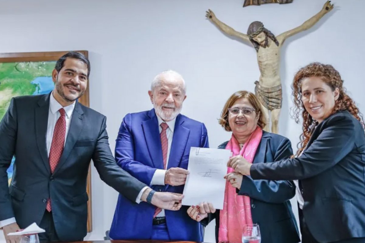 Lula aprova parecer da AGU que impõe demissão para acusados de assédio sexual no serviço público federal