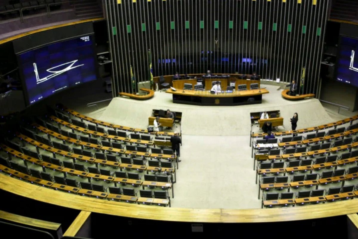 Câmara deve votar MP do Desenrola e limite para juros do rotativo do cartão nesta terça-feira (5)