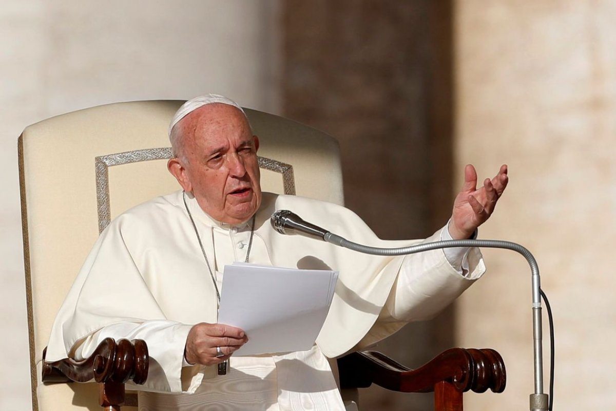 Papa diz que igreja está atrasada e pede reformas