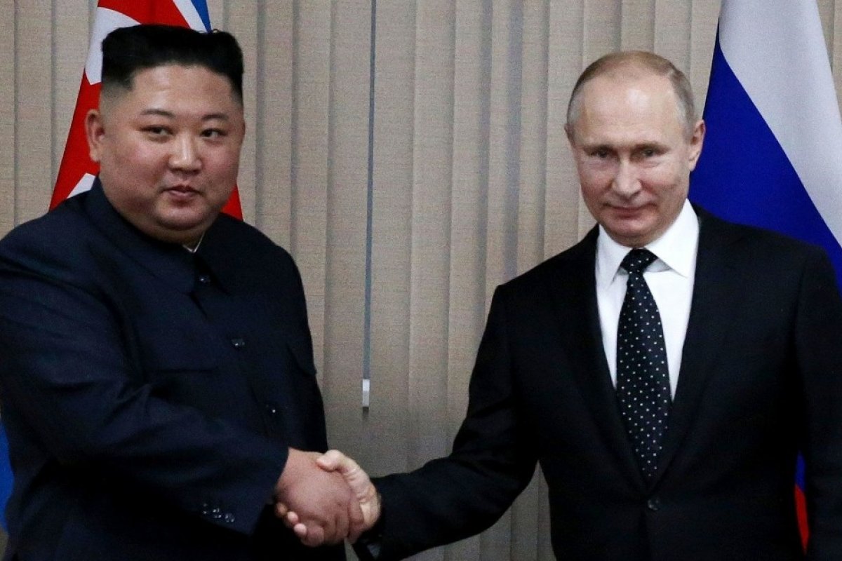 Coreia do Norte vai pagar o ‘preço’ se fornecer armas à Rússia, diz EUA 