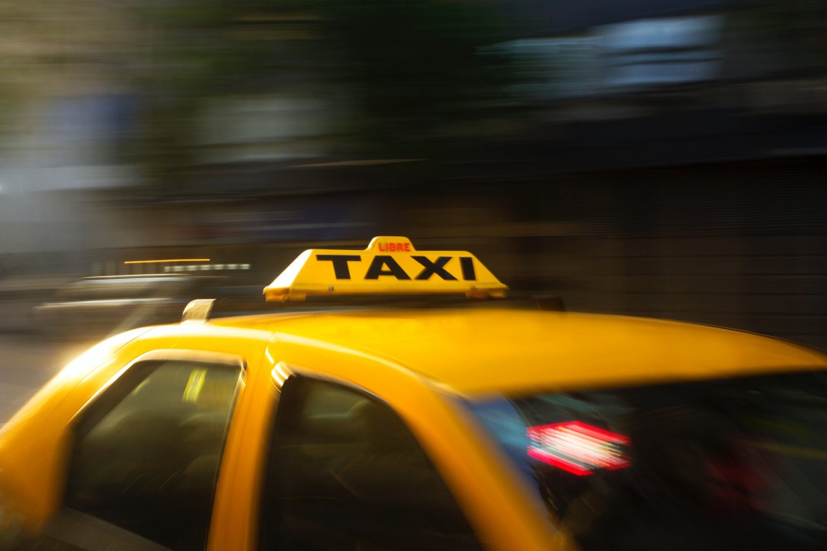 Taxista passa mal e atinge veículos em Feira de Santana