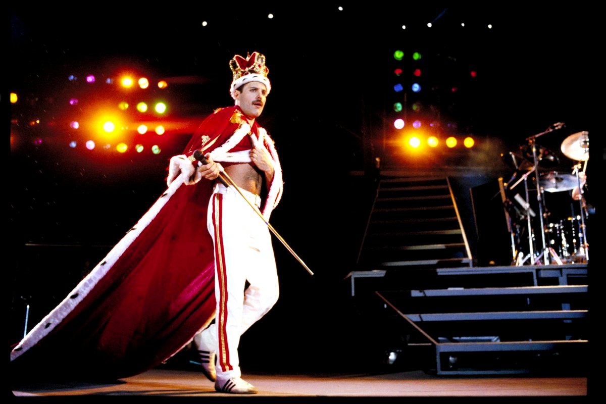 Brasileiro arremata em mais de R$ 3 milhões coroa e manto vermelho usados por Freddie Mercury 