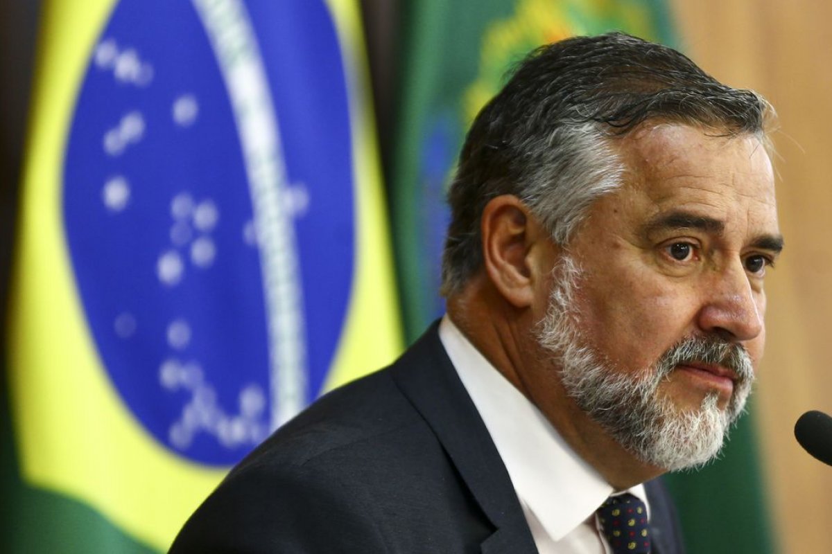 Ministro-chefe da Secom nega discussão para o Brasil deixar o TPI