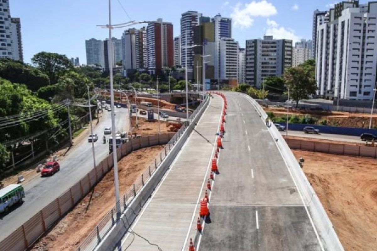 Prefeitura libera tráfego viadutos da Av.ACM nesta segunda (23)