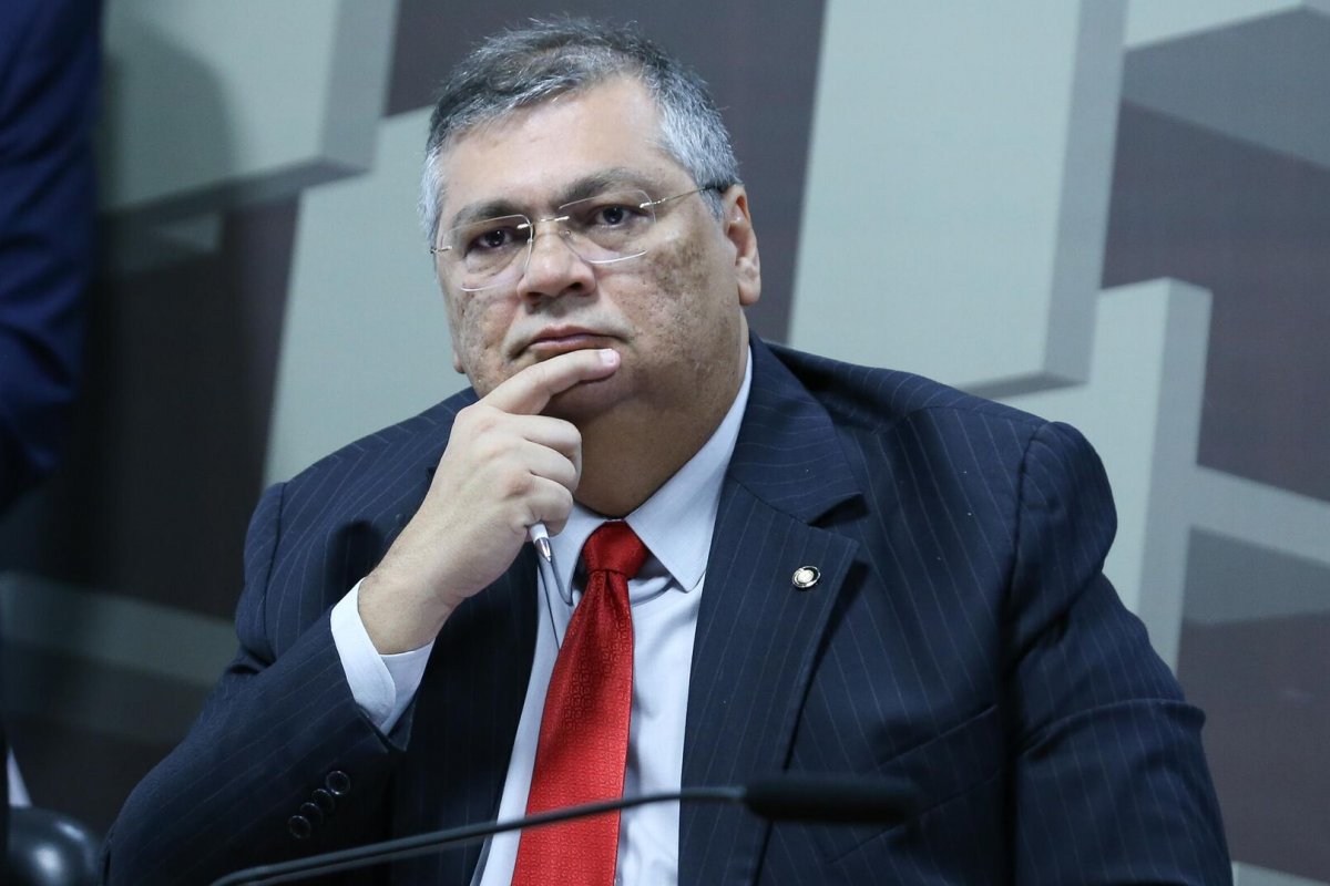 Ministro Flávio Dino defende regulação das plataformas digitais: 'um desafio inevitável'