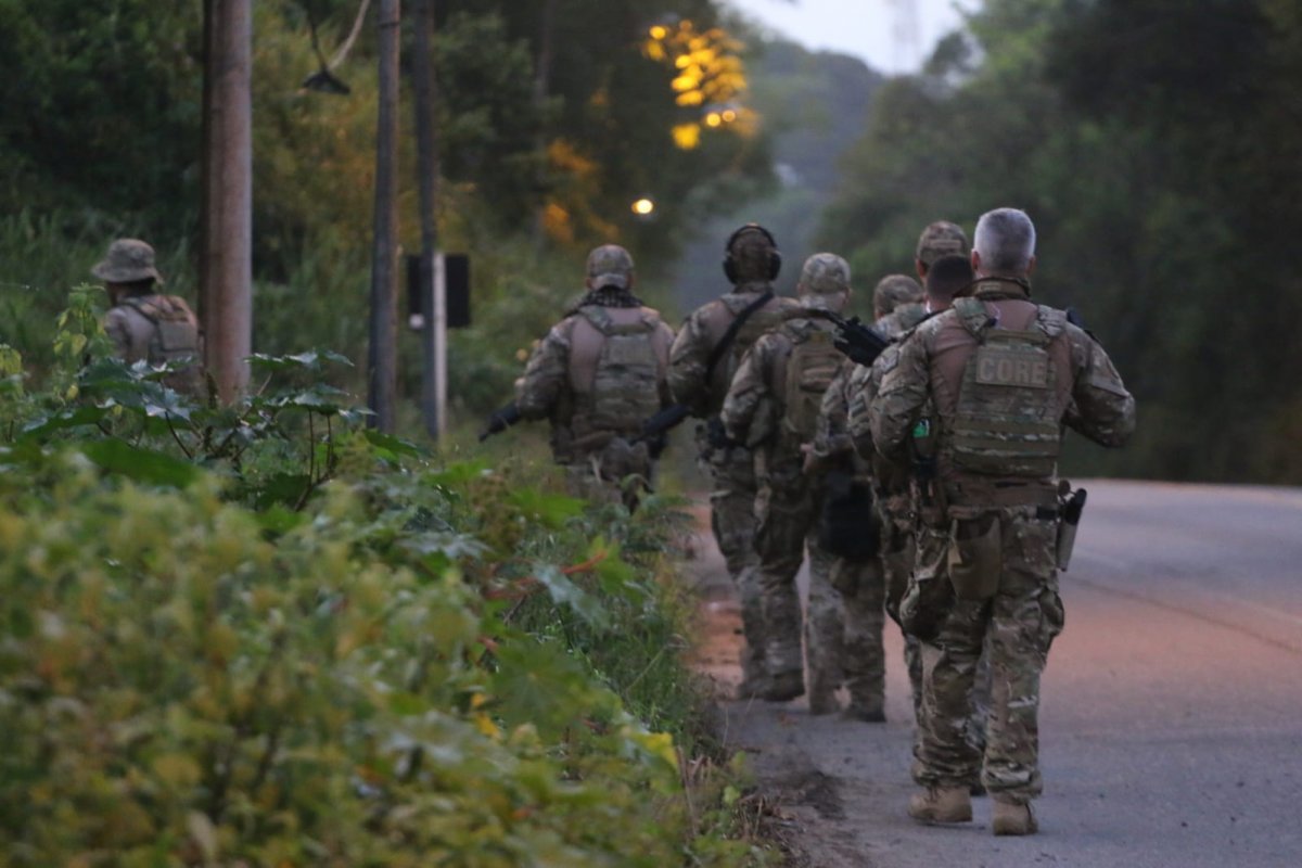Operação Fauda: equipes das Polícias Federal, Militar e Civil cumprem ordens judiciais no bairro de Valéria