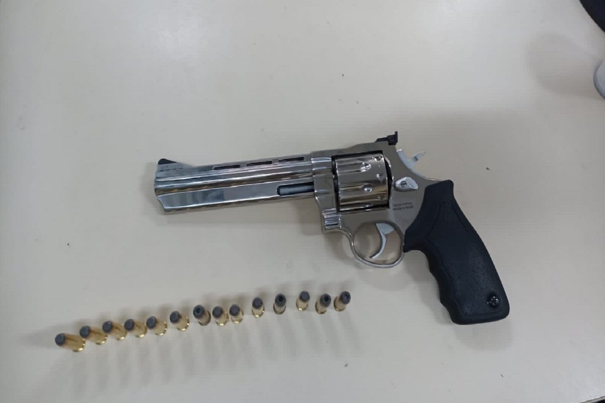 Homem é preso em flagrante com arma de uso restrito em Feira de Santana 