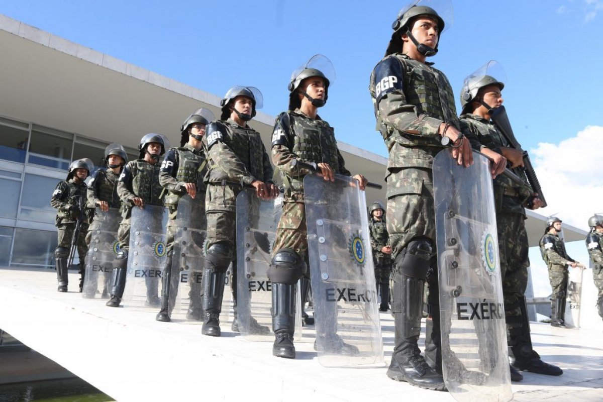 Confiança nos militares atinge menor índice; STF segue estável, mostra Datafolha