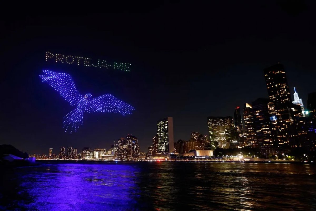 Drones iluminam céu de Nova York em apoio à Amazônia 