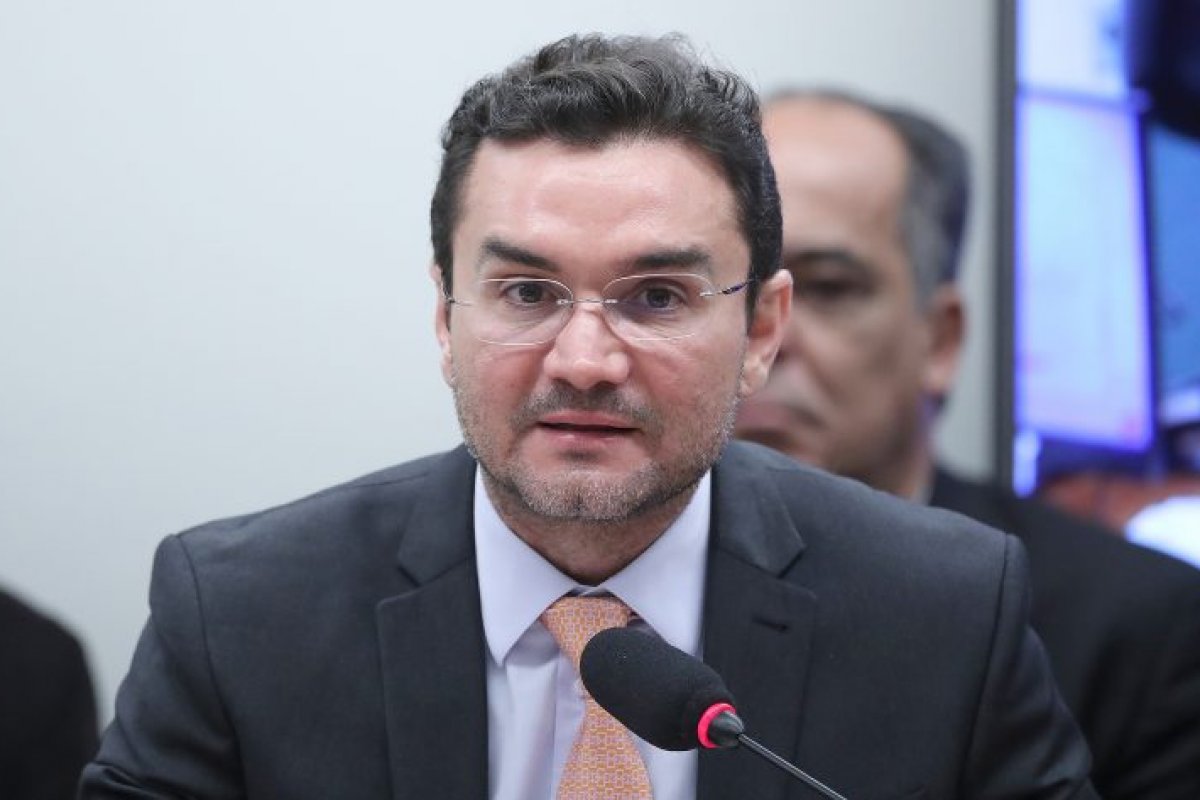Ministro do Turismo será ouvido pela Comissão de Fiscalização sobre oferta de voos e preço de passagens 