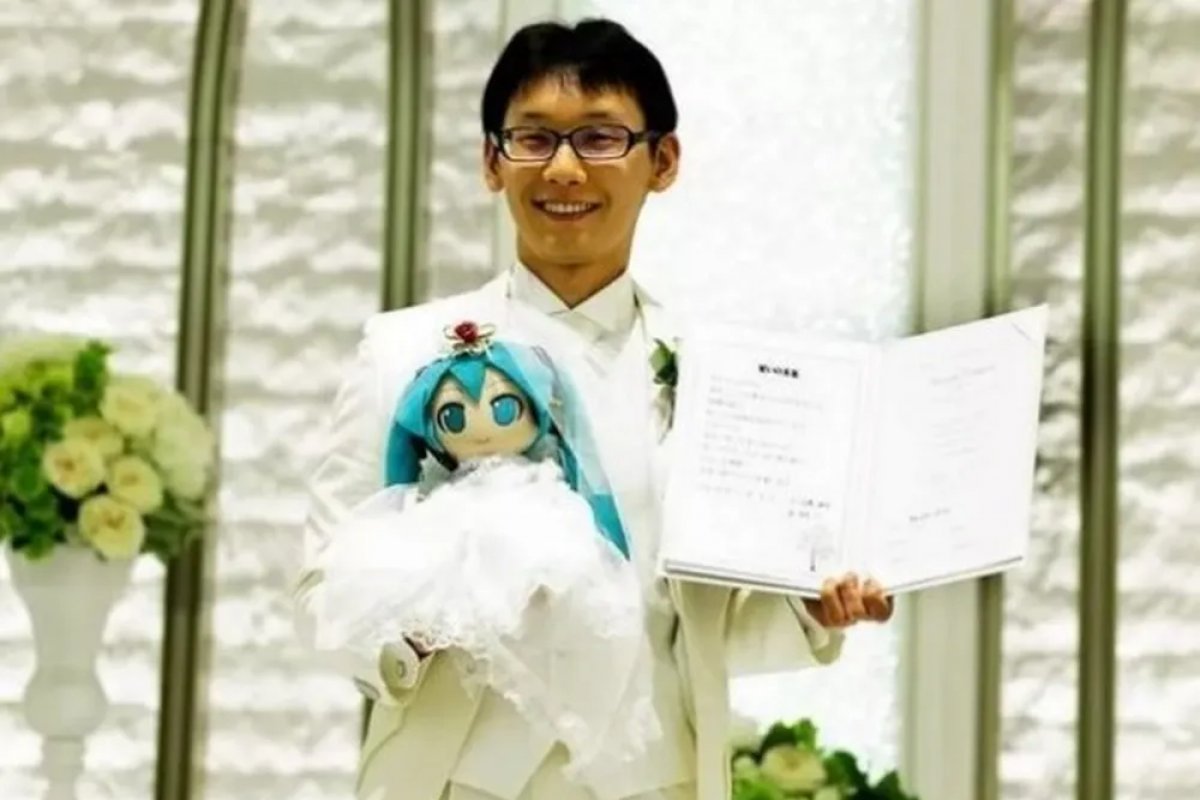 Japonês que se casou com personagem de anime funda associação Fictossexual 