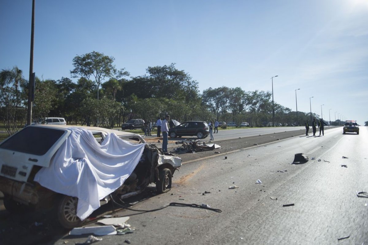 Engavetamento entre cinco veículos deixa uma pessoa ferida em Feira de Santana