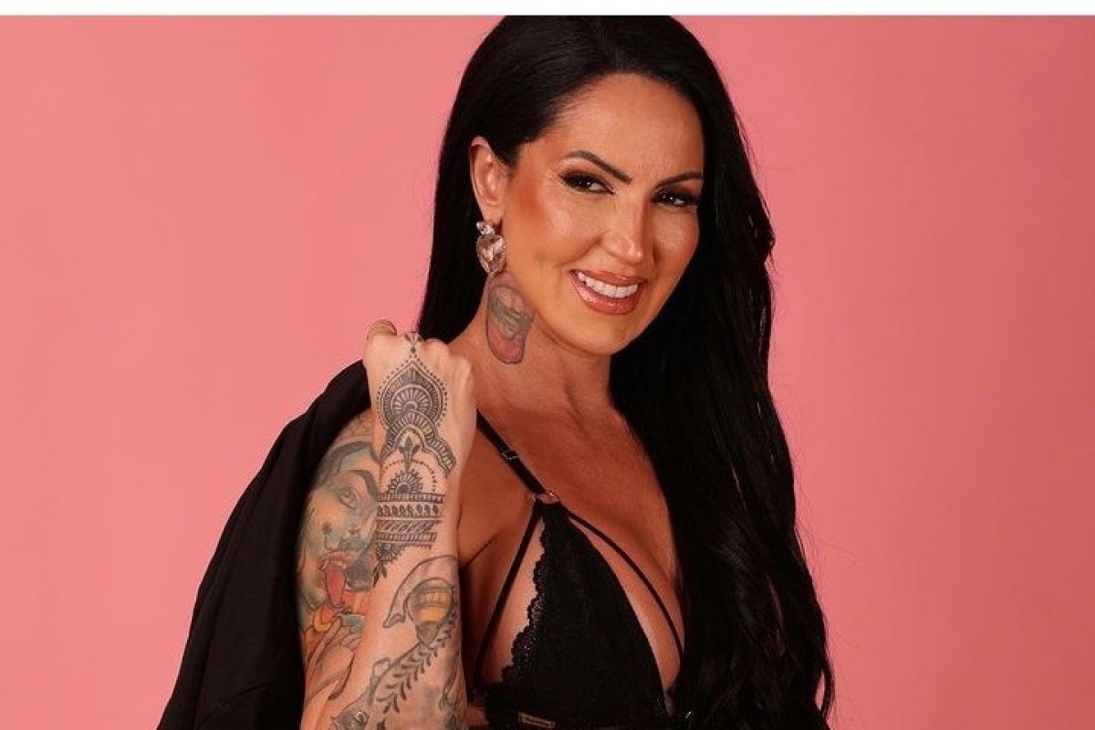 Atriz de filmes adultos assina termo de confidencialidade para transar com político!