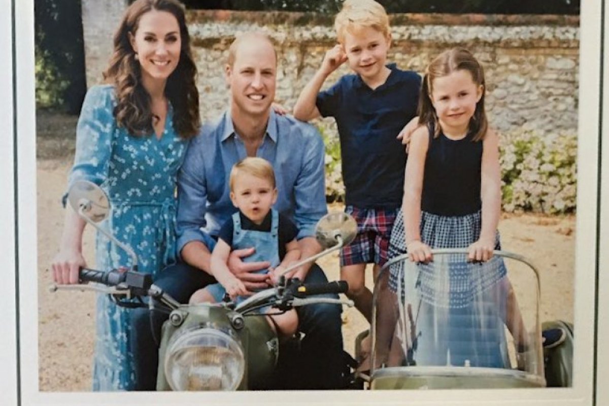Look usado por Kate Middleton em cartão de Natal faz sucesso entre as fashionistas 