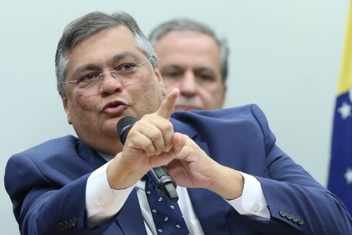 Dino demite PF denunciado por cobrar propina para proteger empresários no RJ