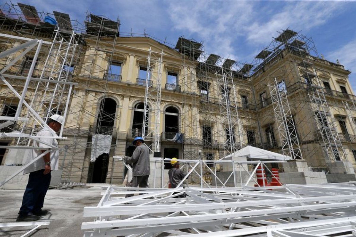 Museu Nacional ganha teto provisório de material metálico